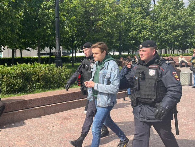 Arestări în Rusia. Susținătorii lui Navalnîi au ieșit în stradă pentru marca 47 de ani de la nașterea opozantului rus Arestări în Rusia. Susținătorii lui Navalnîi au ieșit în stradă pentru marca 47 de ani de la nașterea opozantului rus