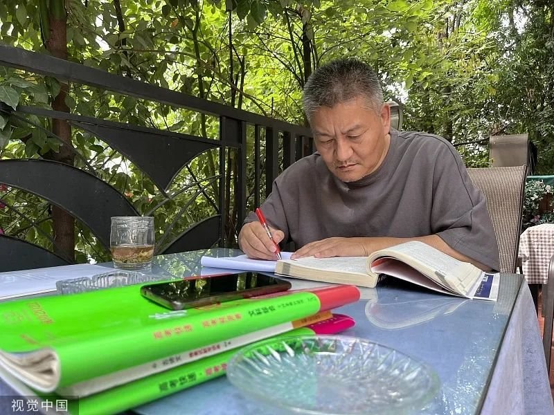 Milionarul chinez care dă Bacalaureatul pentru a 27-a oară. Cu ce se ocupă Milionarul chinez care dă Bacalaureatul pentru a 27-a oară. Cu ce se ocupă