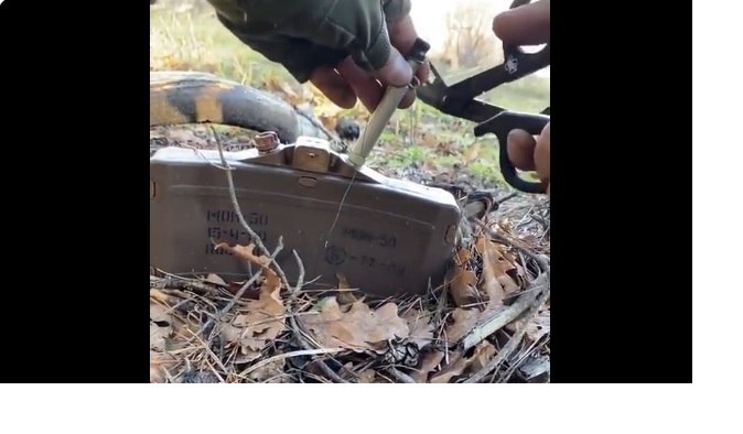 Momentul în care un soldat ucrainean dezamorsează o mină rusească antipersonal cu o foarfecă VIDEO
