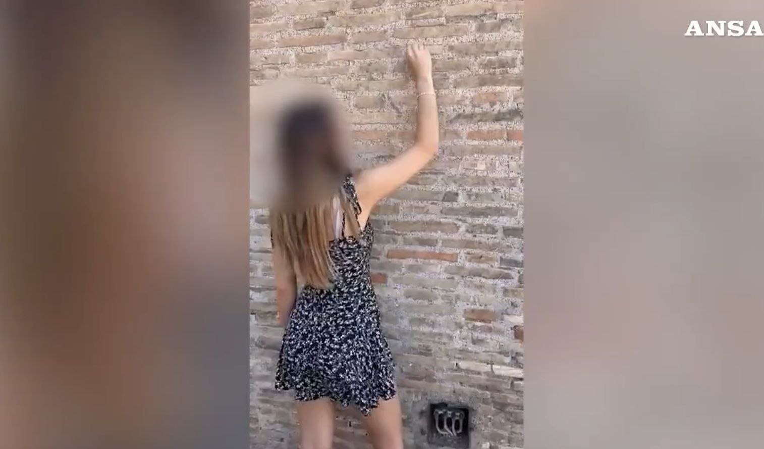 Ce riscă o tânără din Elveția după ce și-a scrijelit numele pe Colosseum. „În țara lor te amendează dacă arunci o țigară pe jos” VIDEO