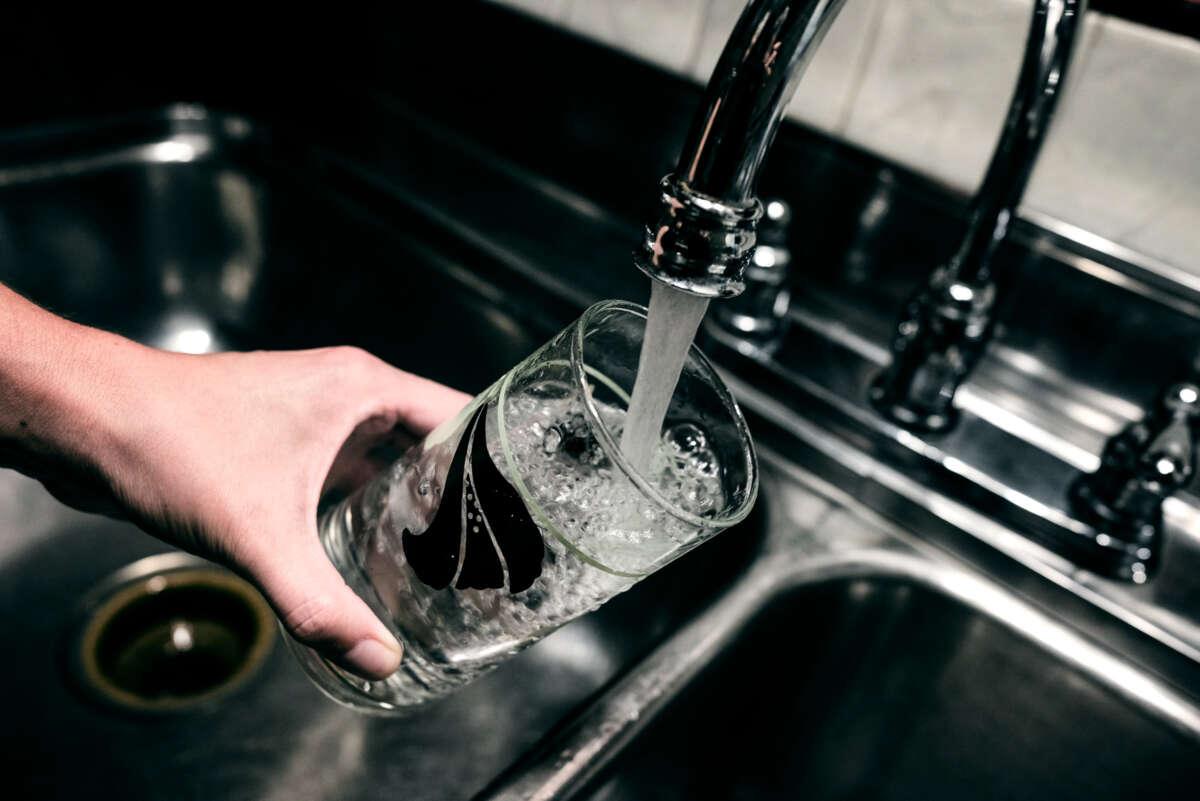 Jumătate din apa de la chiuvetă este contaminată cu chimicale folosite în detergenți