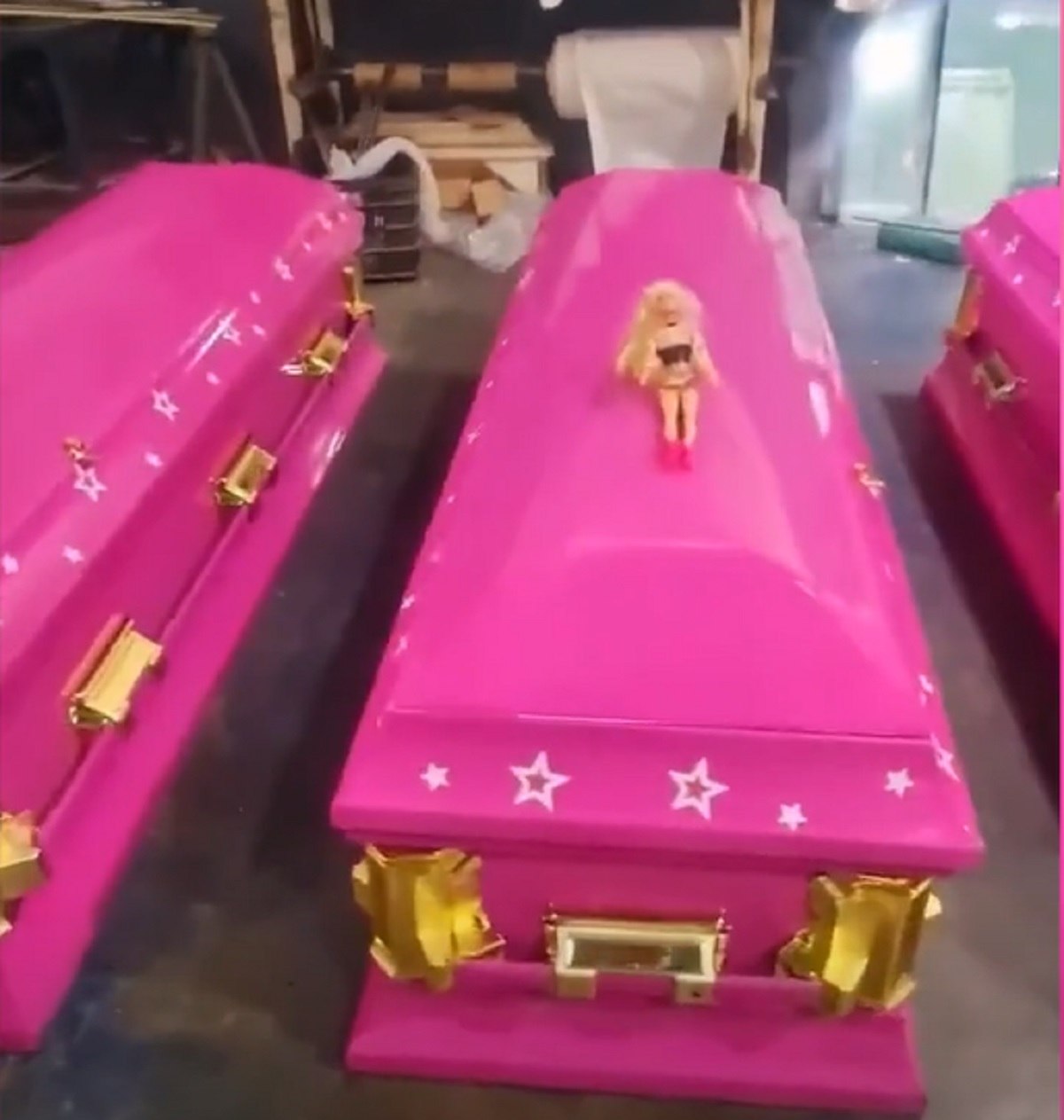 Filmul „Barbie” creează o manie macabră. Sicrie roz cu căptușeală cu imaginea păpușii, oferite de o firmă de pompe funebre VIDEO Filmul „Barbie” creează o manie macabră. Sicrie roz cu căptușeală cu imaginea păpușii, oferite de o firmă de pompe funebre VIDEO