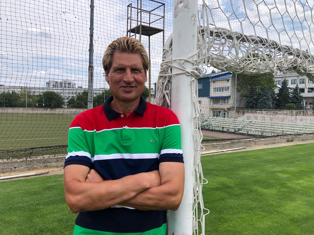 ”Glumeam cu colegii în vestiar că ne putem lăsa de fotbal”