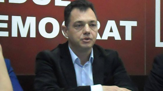 Comasarea ministerelor și curățenia în organigramele Guvernului sunt cheia reducerii deficitului bugetar, susține Radu Oprea, ministrul Economiei Comasarea ministerelor și curățenia în organigramele Guvernului sunt cheia reducerii deficitului bugetar, susține Radu Oprea, ministrul Economiei