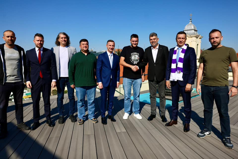 Cu ce echipă ține Marcel Ciolacu. Premierul României promite renașterea unui mare club. „Merită să aibă un stadion pe măsură” Cu ce echipă ține Marcel Ciolacu. Premierul României promite renașterea unui mare club. „Merită să aibă un stadion pe măsură”