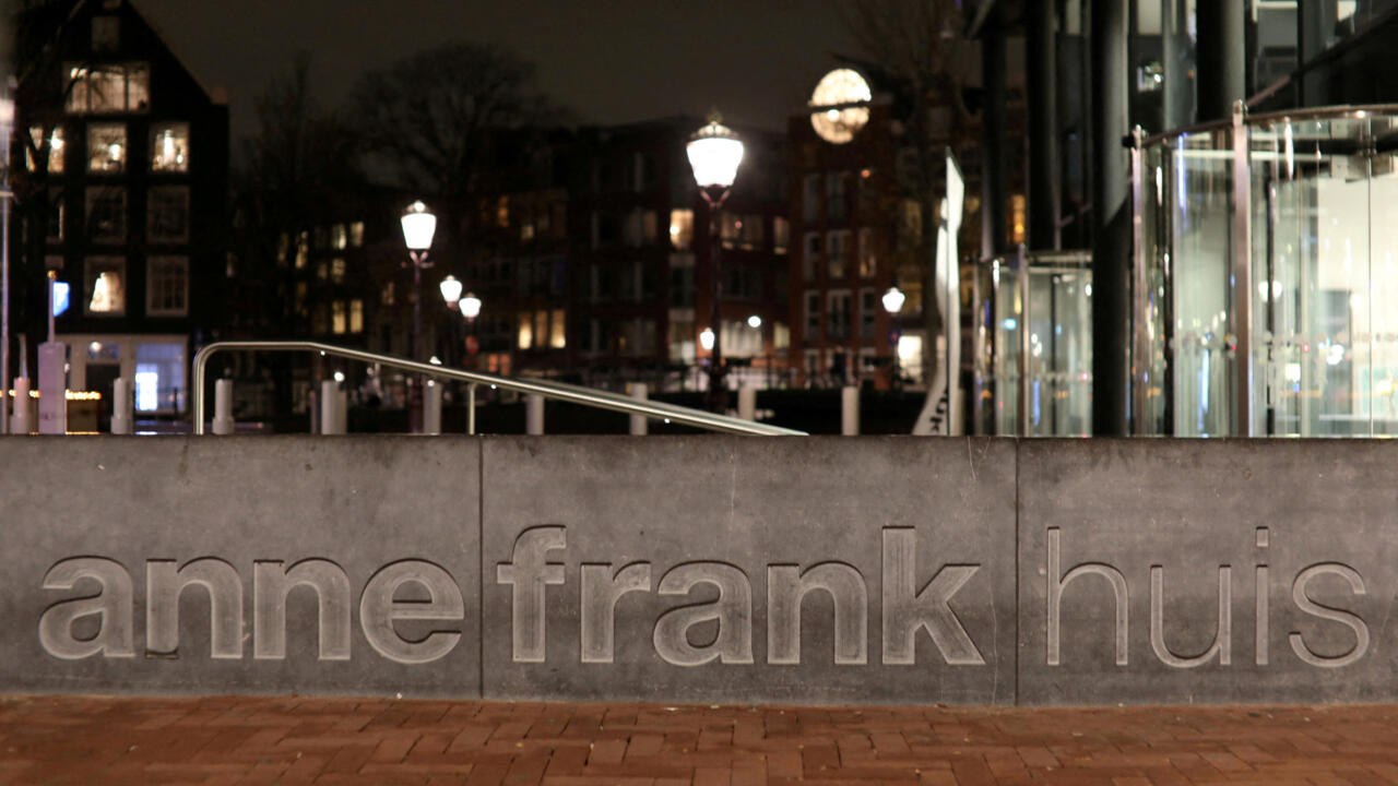 Ce pedeapsă a primit bărbatul care a proiectat un mesaj antisemit pe Muzeul Anne Frank din Amsterdam Ce pedeapsă a primit bărbatul care a proiectat un mesaj antisemit pe Muzeul Anne Frank din Amsterdam