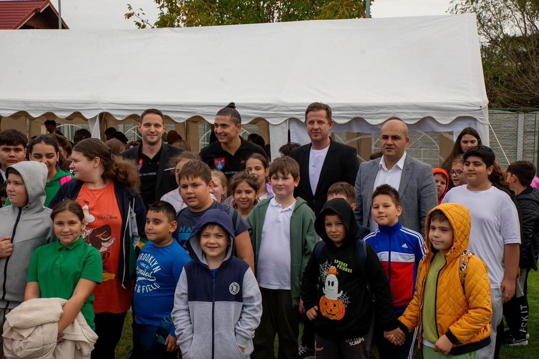 Aproape 200 de copii din Ilfov au jucat fotbal cu Giani Kiriță și Dănciulescu/ Thuma: O să susțin mereu proiectele care pun pe primul loc sănătatea Aproape 200 de copii din Ilfov au jucat fotbal cu Giani Kiriță și Dănciulescu/ Thuma: O să susțin mereu proiectele care pun pe primul loc sănătatea