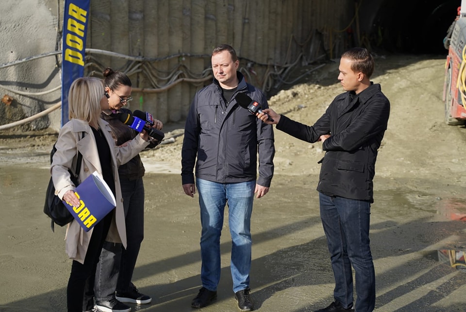 Șeful CNAIR a verificat lucrările de pe tronsonul 4 al autostrăzii Sibiu-Pitești/ Antreprenorul și-a asumat deschiderea circulației mai devreme