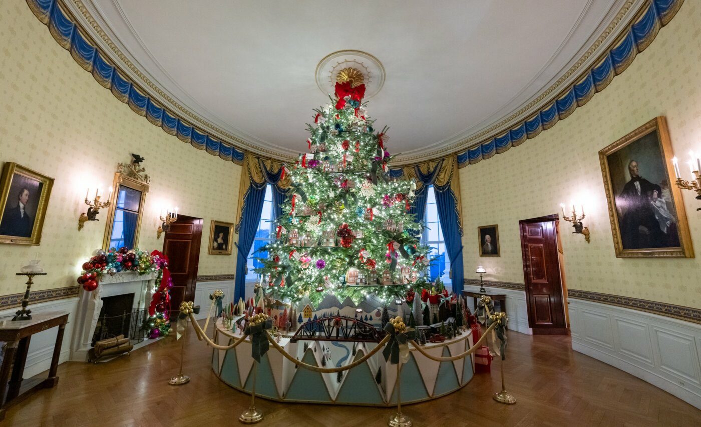 Jill Biden a împodobit bradul la Casa Albă / Care este tema Crăciunului de anul acesta