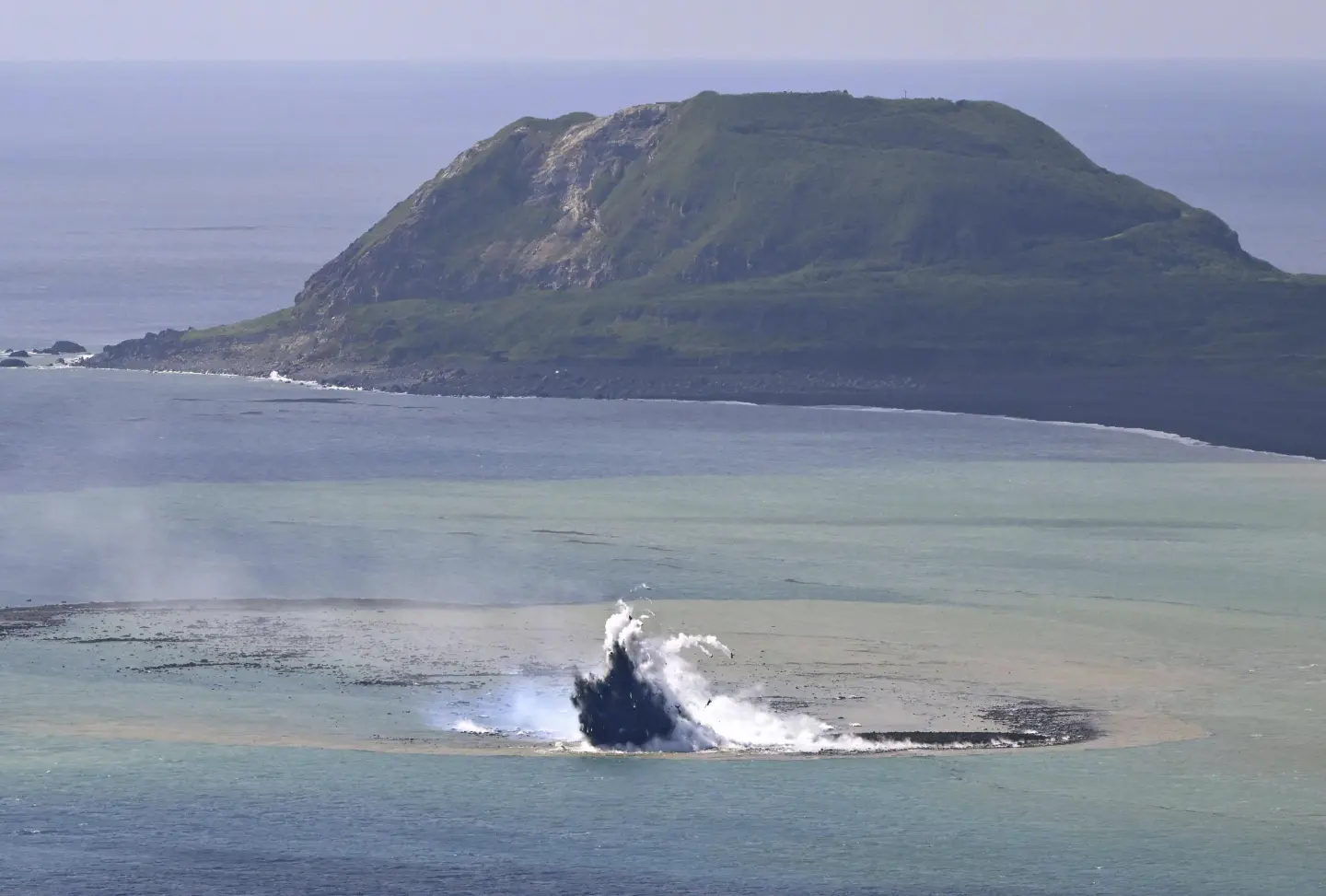 FOTO. O erupție vulcanică în largul Japoniei a creat cea mai o nouă insulă din lume. Experții spun că nu va rezista mult timp FOTO. O erupție vulcanică în largul Japoniei a creat cea mai o nouă insulă din lume. Experții spun că nu va rezista mult timp