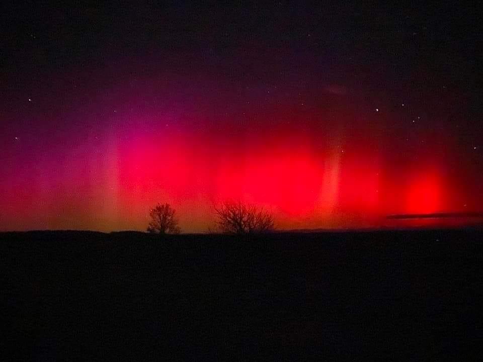 FOTO. Aurora Boreală este vizibilă în această seară pe cerul României. Cum apare fenomenul FOTO. Aurora Boreală este vizibilă în această seară pe cerul României. Cum apare fenomenul