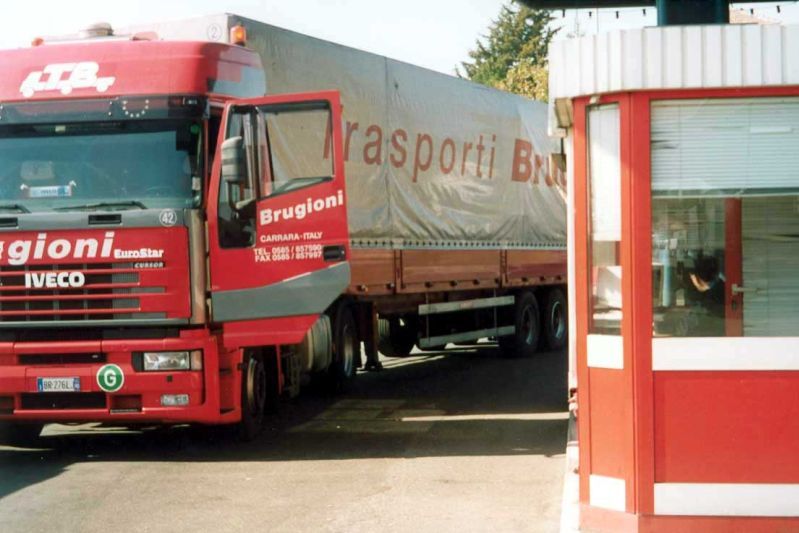 Camioane grecești cu destinația AUSTRIA, blocate la vama din Bulgaria / Circulația îngreunată din cauza controlului mărfurilor și a documentelor