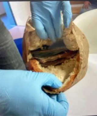 Suma uriașă ascunsă de un șofer român în două pâini. Ce se întâmplă cu banii Suma uriașă ascunsă de un șofer român în două pâini. Ce se întâmplă cu banii
