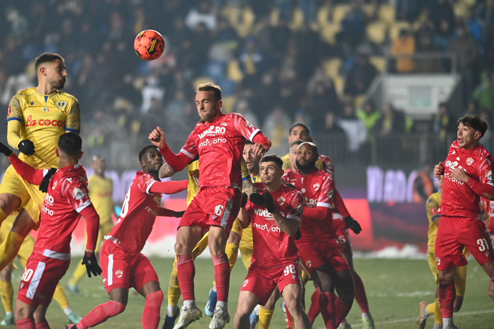 Fotbaliştii lui Dinamo par din altă lume, deşi înfrângerea cu Petrolul îi aduce tot mai aproape de retrogradare! „Nu avem timp să ne lingem rănile”