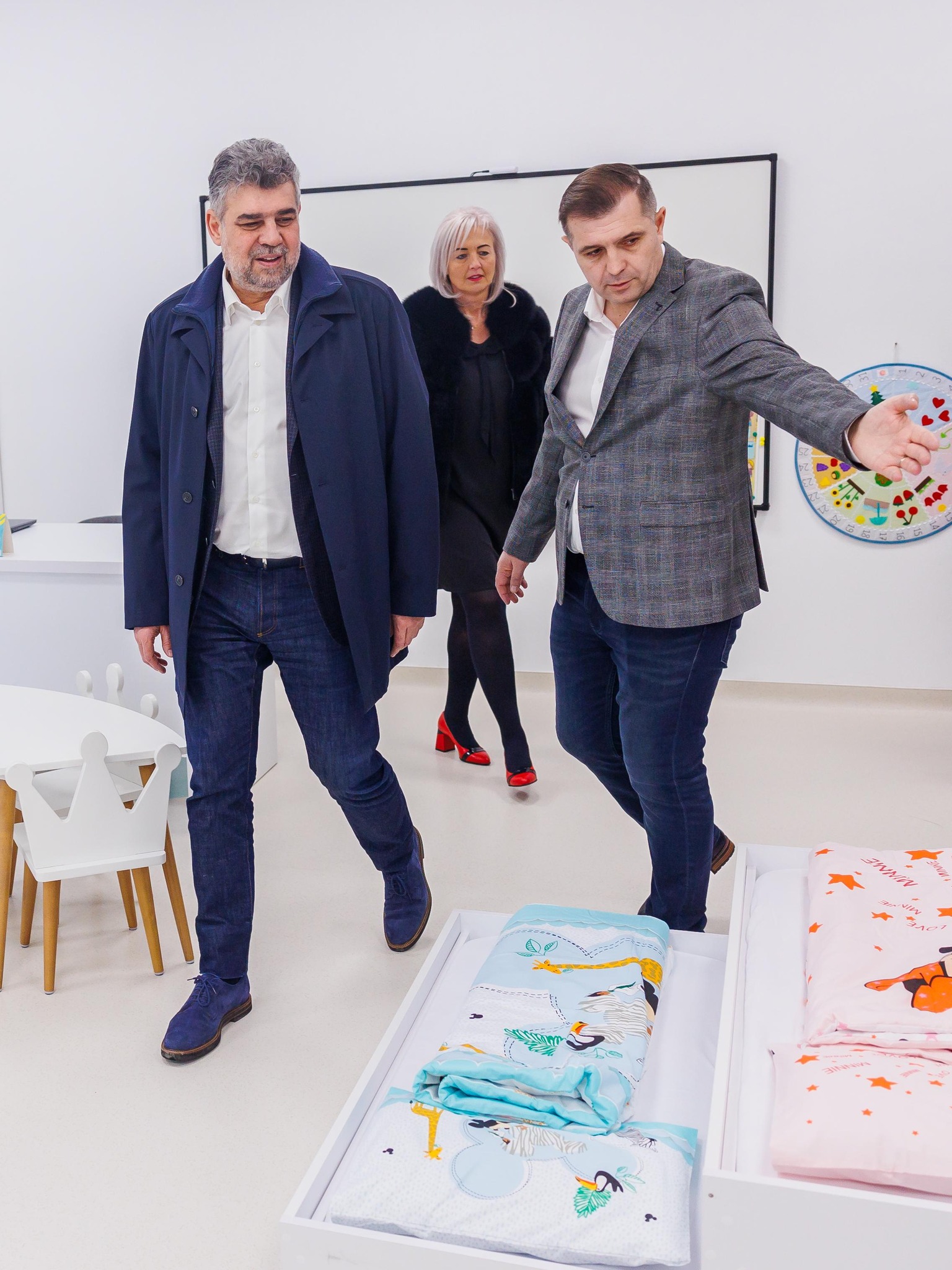Premierul Marcel Ciolacu îl FELICITĂ pe primarul din Sânmartin Premierul Marcel Ciolacu îl FELICITĂ pe primarul din Sânmartin