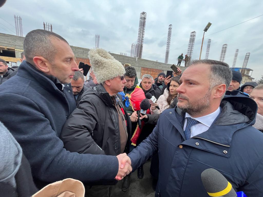 Prefectul Capitalei discută cu fermierii și transportatorii / O delegație a protestatarilor este așteptă de Marcel Ciolacu la consultări