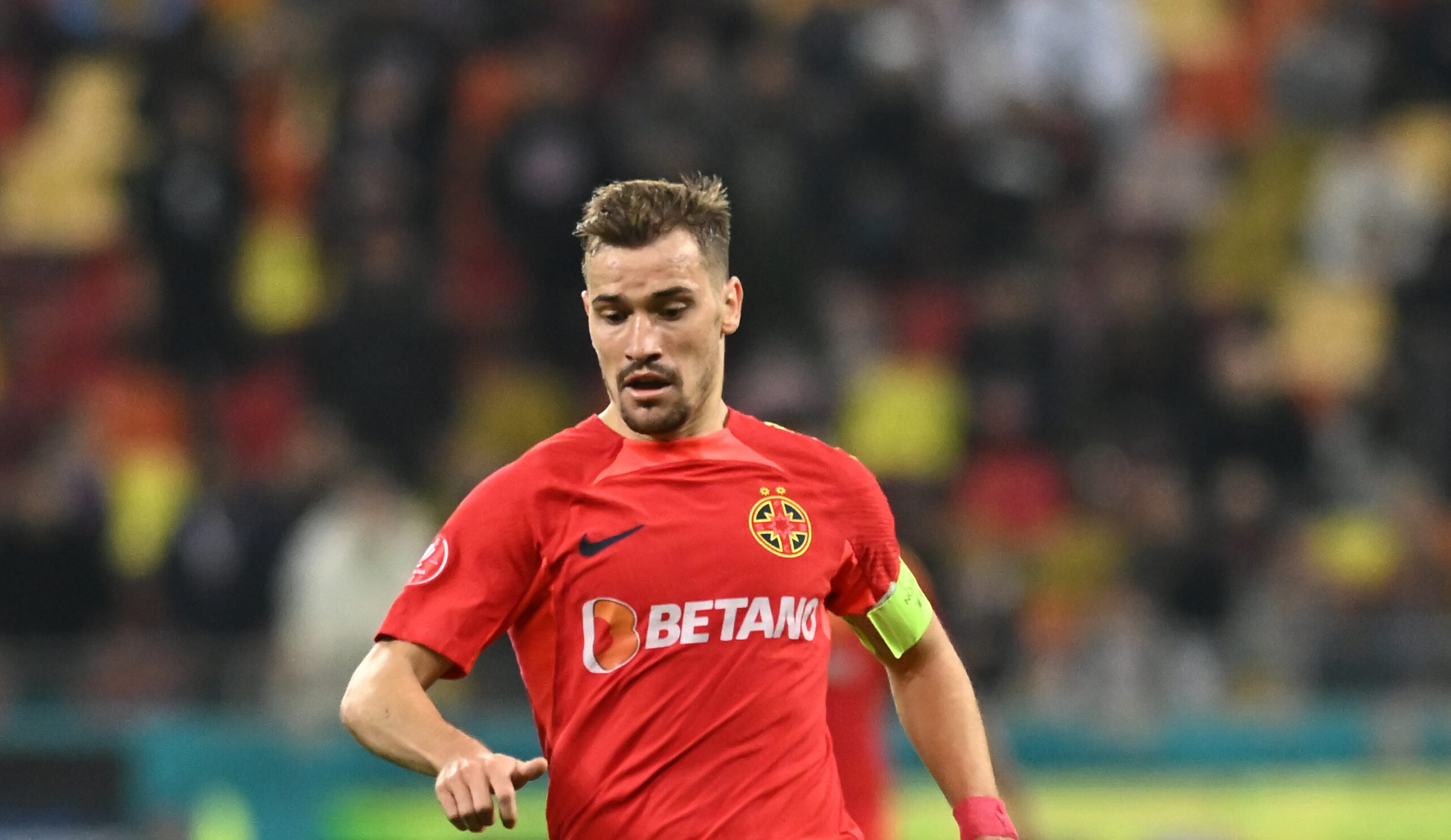 După ce a fost eliminat, Darius Olaru a mers în vestiar și s-a uitat, pe telefon, la reluările faultului său de roșu