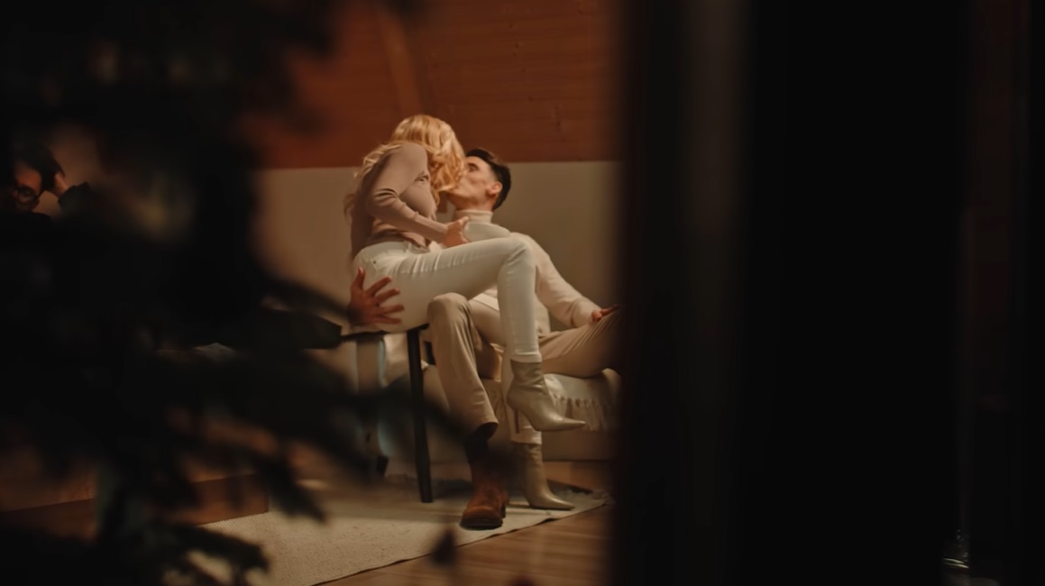 Andreea Bălan, surpriză pentru Victor Cornea! Cum a apărut cântăreața în timpul pregătirilor pentru emisiunea de la Antena 1 Andreea Bălan, surpriză pentru Victor Cornea! Cum a apărut cântăreața în timpul pregătirilor pentru emisiunea de la Antena 1