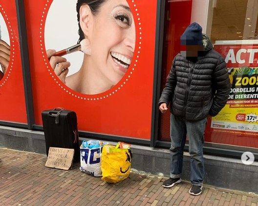 Explicațiile unui polițist olandez cu privire la cerșetorii români din Haarlem: „Fac doar bani de buzunar” Explicațiile unui polițist olandez cu privire la cerșetorii români din Haarlem: „Fac doar bani de buzunar”