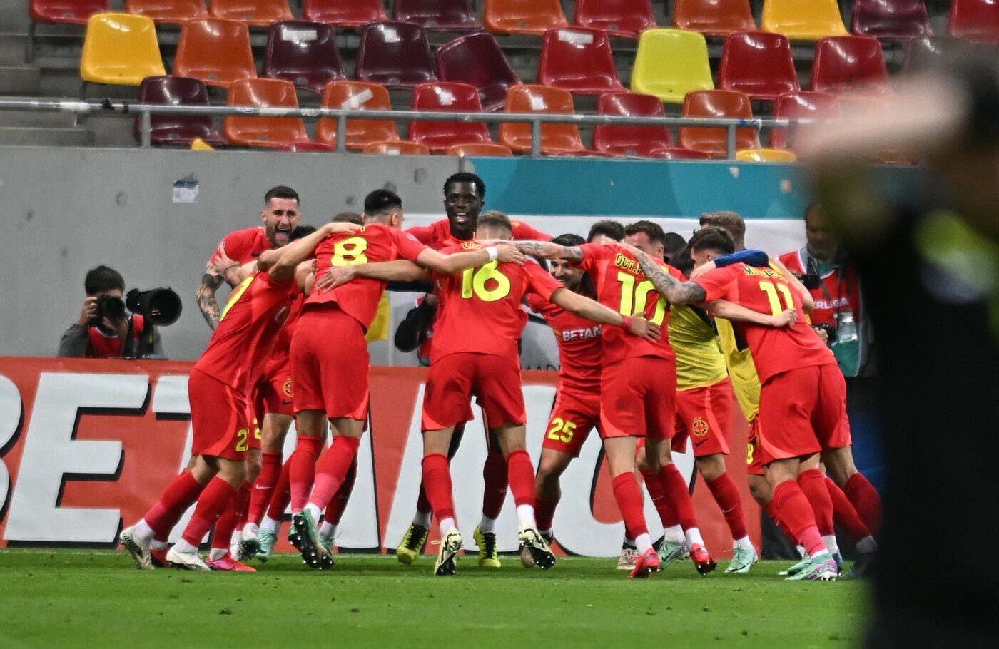 Ce scrie presa internațională despre titlul FCSB. Cum numără danezii, portughezii și spaniolii trofeele echipei lui Gigi Becali Ce scrie presa internațională despre titlul FCSB. Cum numără danezii, portughezii și spaniolii trofeele echipei lui Gigi Becali