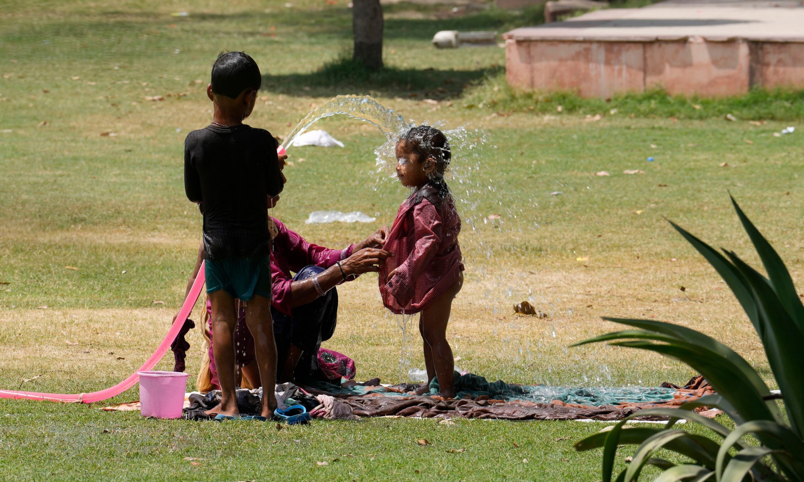India se confruntă cu temperaturi extreme: Morga, depășită de numărul victimelor. Copiii leșină la școală