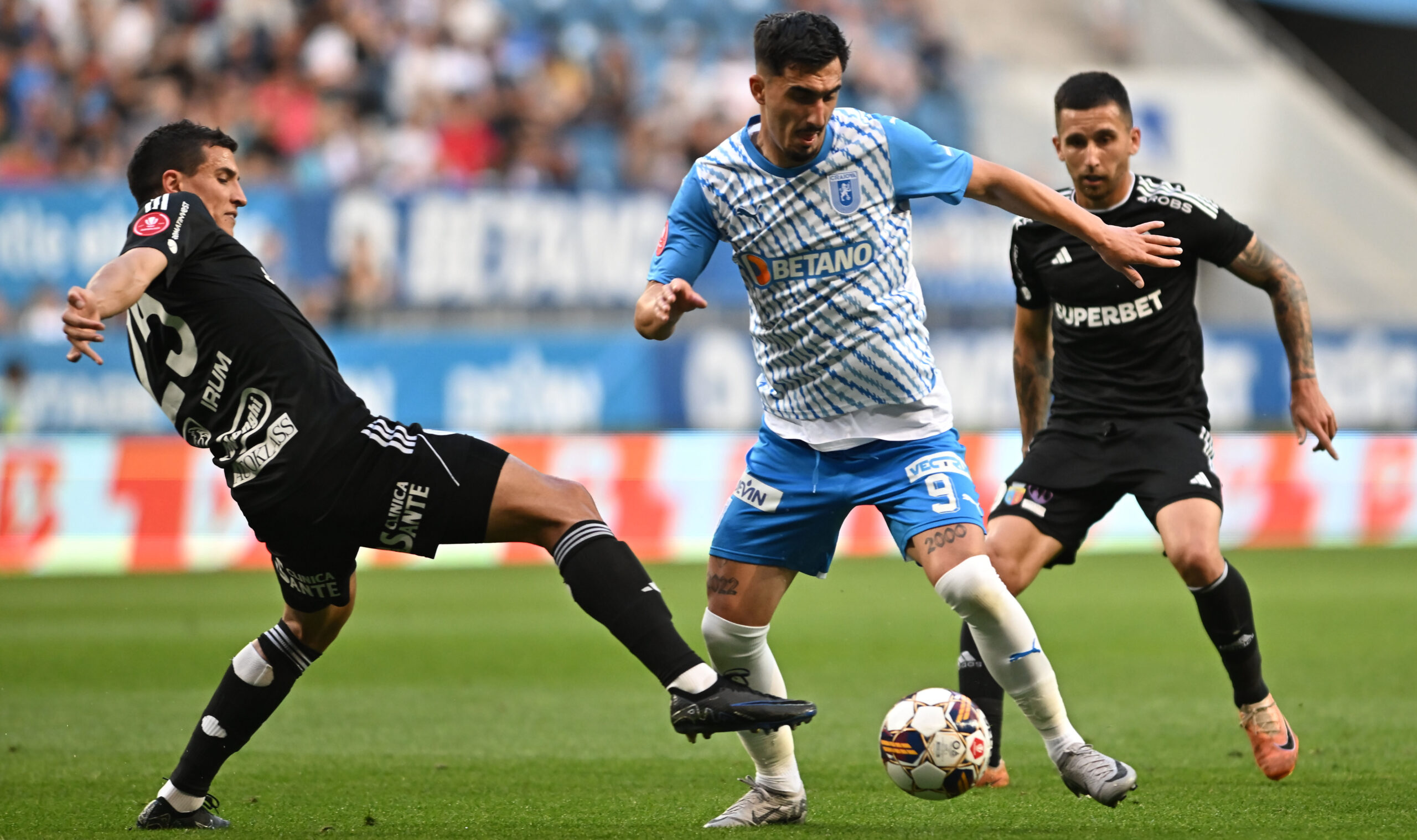Andrei Ivan a profitat de ultimul meci al sezonului pentru a face anunțul despre transferul său de la Universitatea Craiova! Atacantul a vorbit deschis despre contractul cu echipa lui Mihai Rotaru Andrei Ivan a profitat de ultimul meci al sezonului pentru a face anunțul despre transferul său de la Universitatea Craiova! Atacantul a vorbit deschis despre contractul cu echipa lui Mihai Rotaru