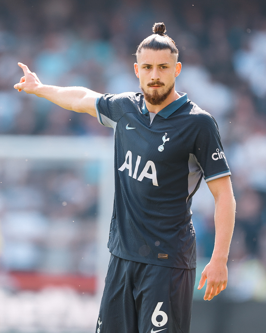 Transferul lui Radu Drăgușin de la Tottenham poate fi mai aproape decât cred englezii