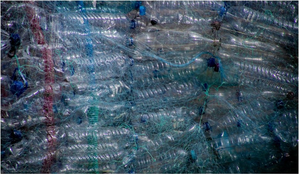 Cercetătorii au descoperit un plastic care se autodistruge Cercetătorii au descoperit un plastic care se autodistruge