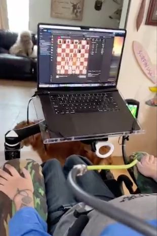 Noland Arbaugh poate opera un computer cu puterea minții