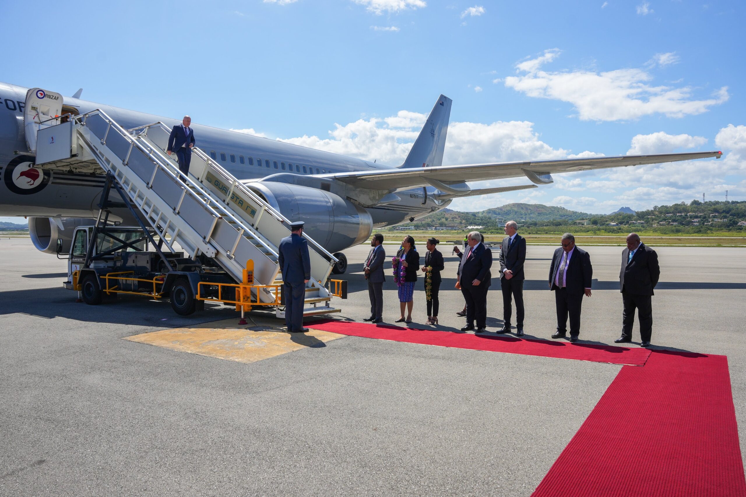 Avionul militar al premierul neozeelandez s-a defectat în drum spre Japonia. Delegaţia, blocată în Papua Noua Guinee