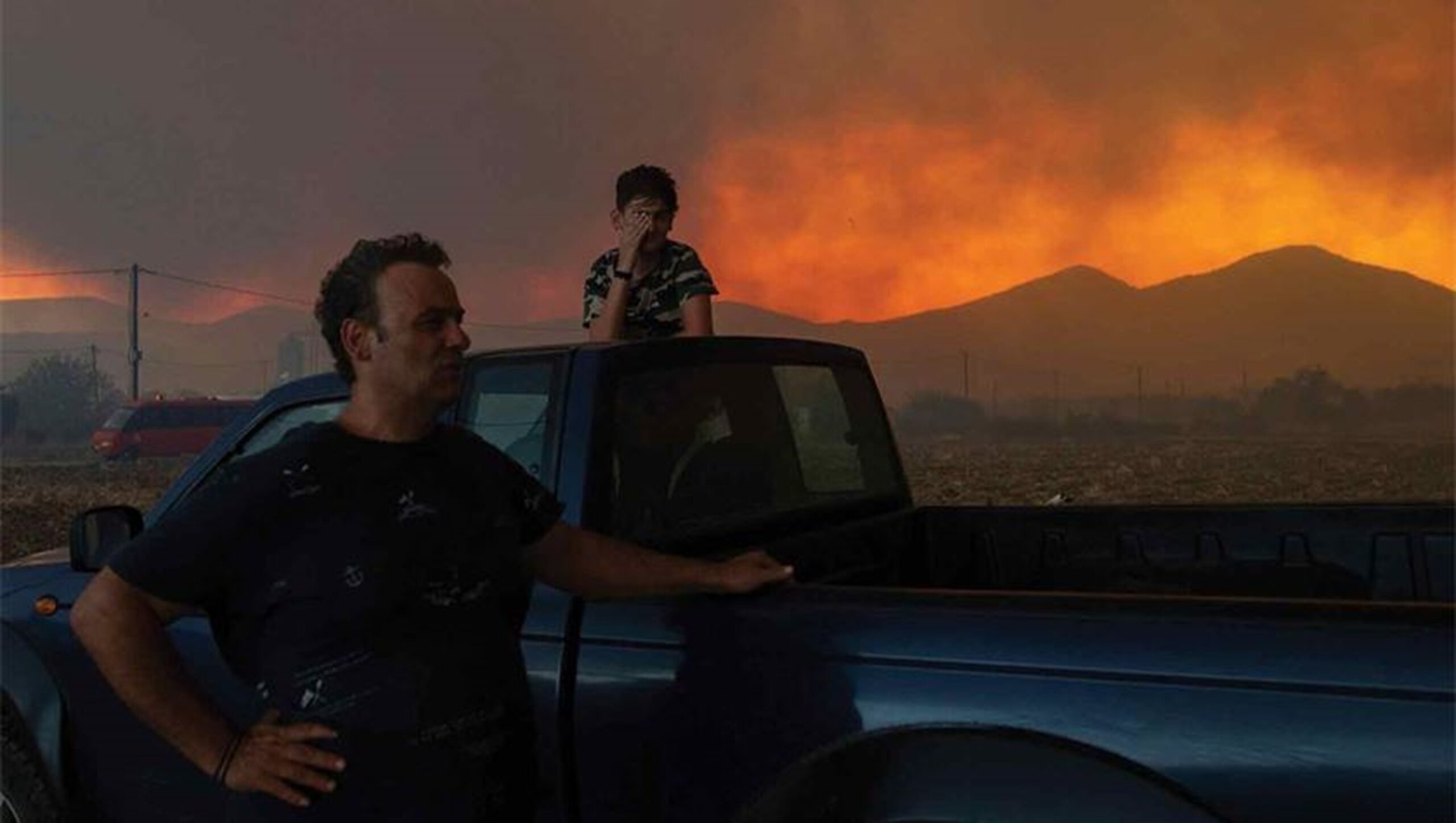 Un nou incendiu izbucnește „la fiecare 10 minute” în Grecia, în timp ce autoritățile caută vinovații