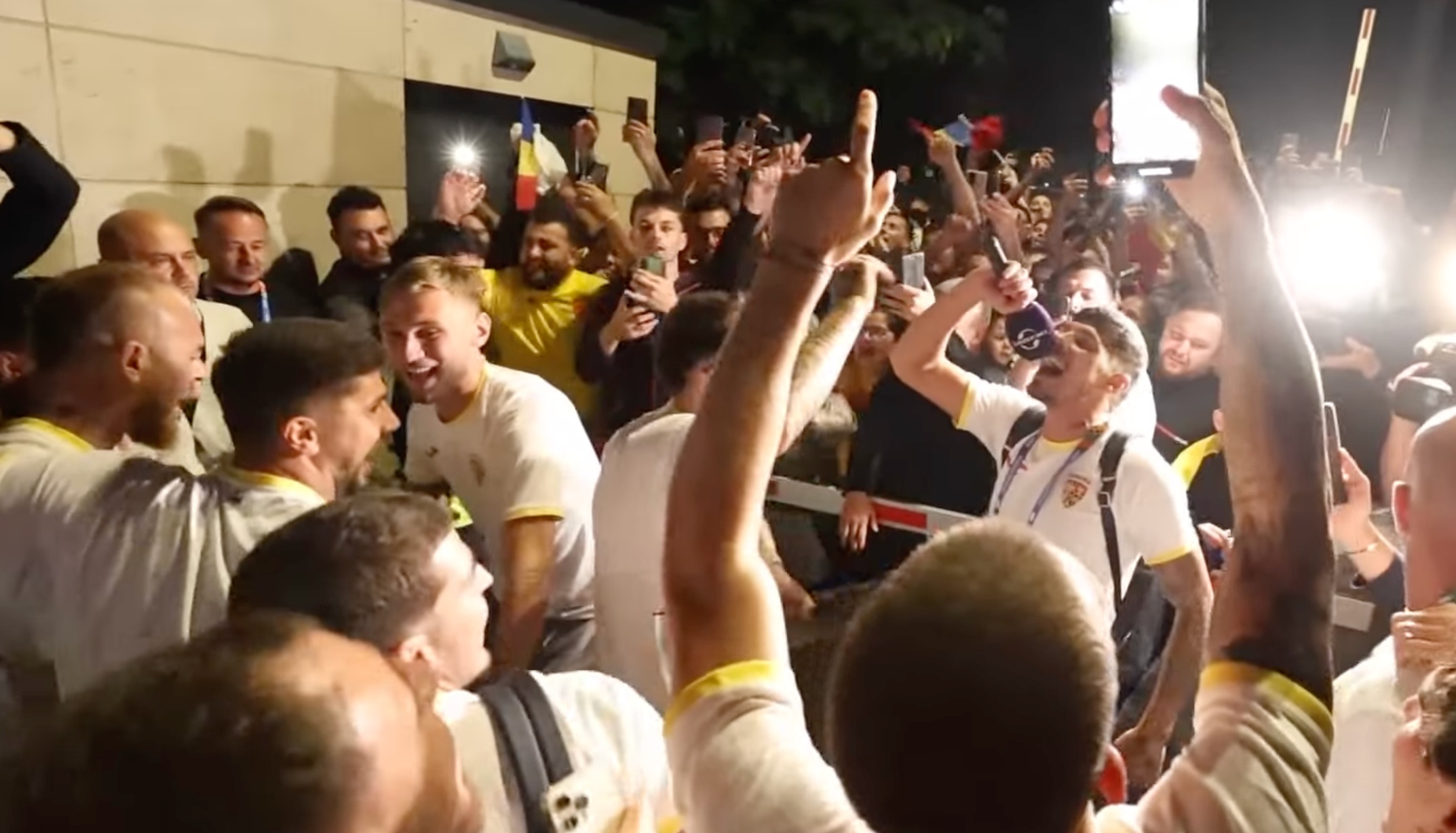 Imagini fabuloase cu petrecerea tricolorilor, după calificarea în optimile EURO! Fotbaliştii României, primiți ca nişte eroi la Wurzburg: muzică şi artificii!