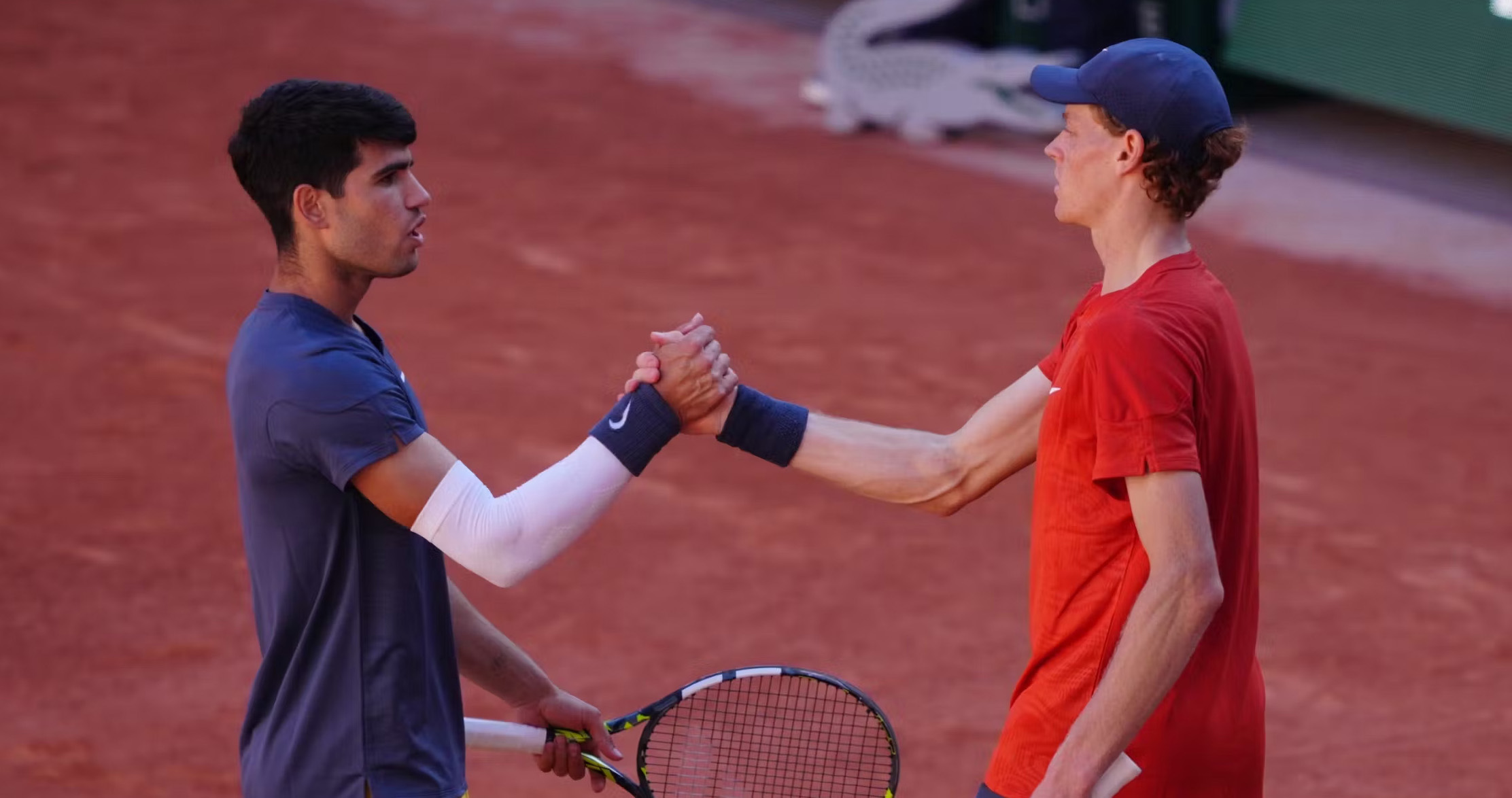 Lovitură cruntă pentru Darren Cahill, chiar în ziua în care Simona Halep a dat de înțeles că l-ar vrea din nou antrenorul ei! Jannik Sinner, elevul australianului și liderul ATP, a fost eliminat de Carlos Alcaraz: spaniolul va juca finala la Roland Garros cu Alexander Zverev! Lovitură cruntă pentru Darren Cahill, chiar în ziua în care Simona Halep a dat de înțeles că l-ar vrea din nou antrenorul ei! Jannik Sinner, elevul australianului și liderul ATP, a fost eliminat de Carlos Alcaraz: spaniolul va juca finala la Roland Garros cu Alexander Zverev!