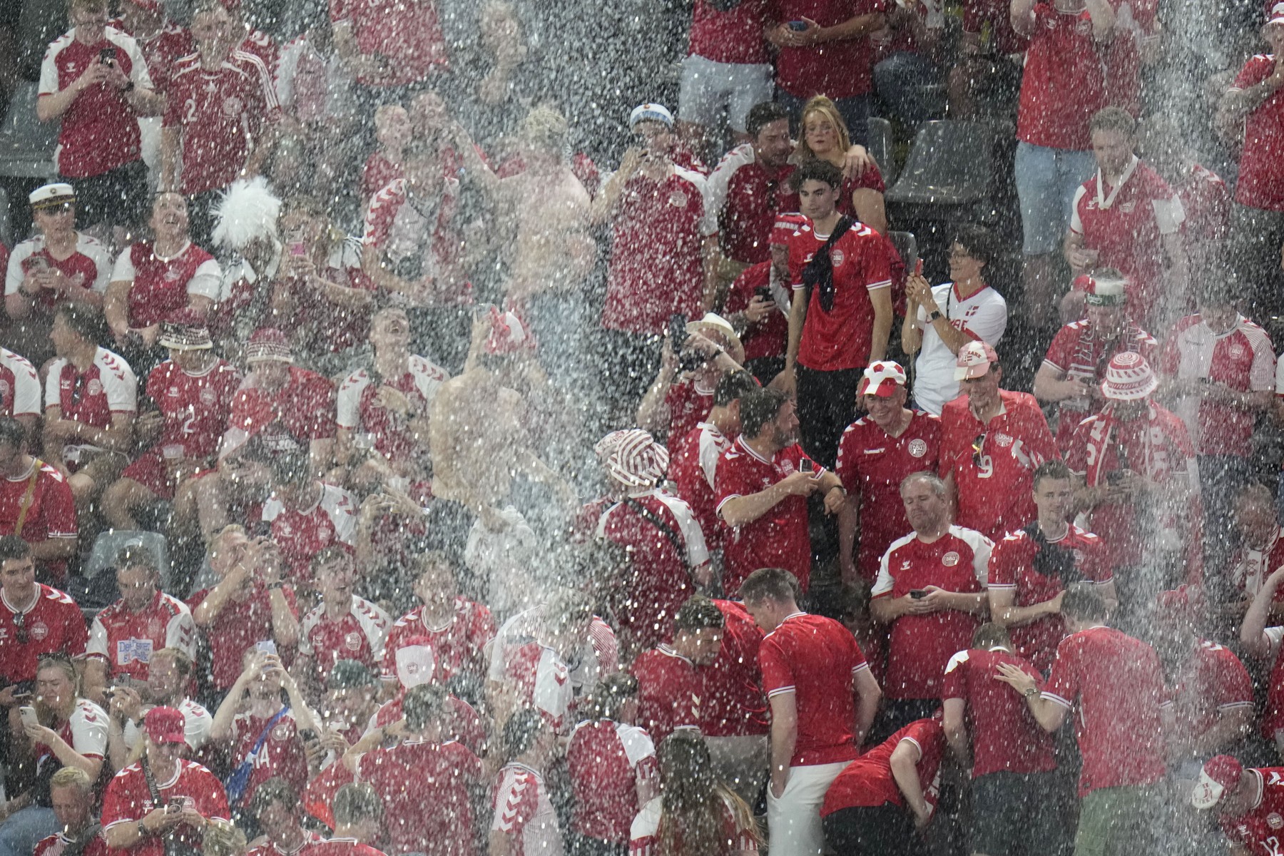 Pe asta n-ați mai văzut-o! Ce au putut să facă fanii danezi în timp ce meciul cu Germania de la EURO era oprit din cauza furtunii care s-a dezlănțuit la Dortmund. VIDEO