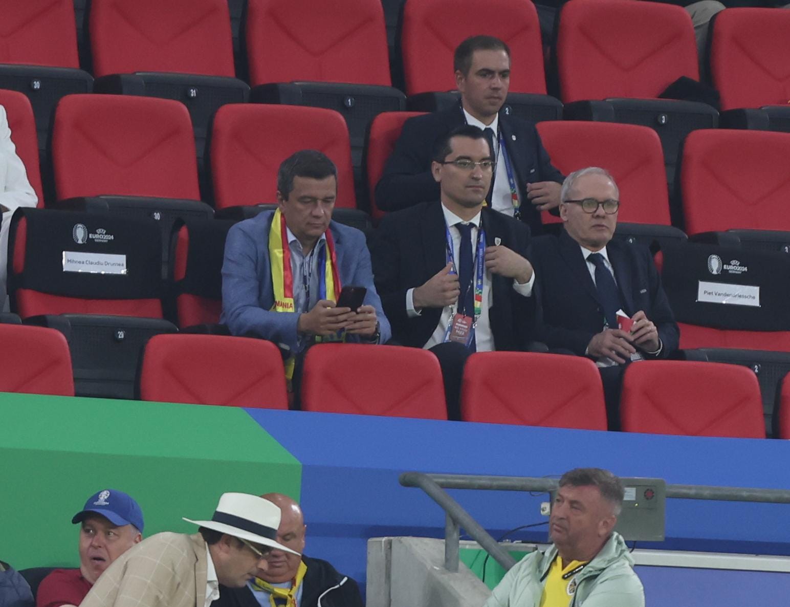 Sorin Grindeanu, PREZENT la meciul României cu Belgia de la Koln. Ministrul Transporturilor a stat alături de șeful FRF, Răzvan Burleanu Sorin Grindeanu, PREZENT la meciul României cu Belgia de la Koln. Ministrul Transporturilor a stat alături de șeful FRF, Răzvan Burleanu