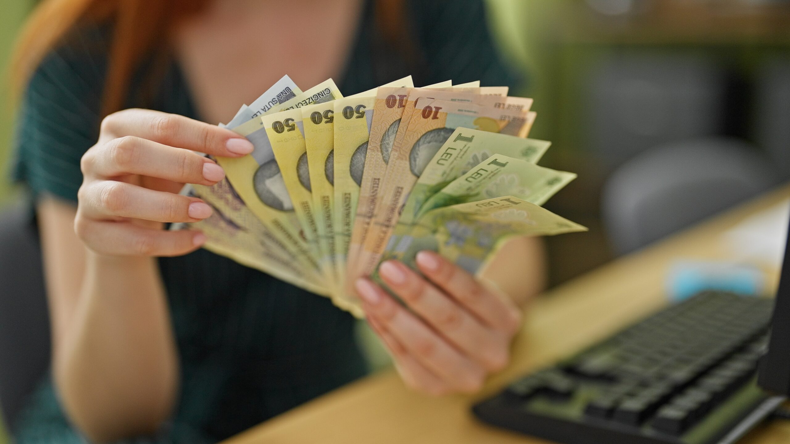 SALARIUL minim brut mărit cu 334%, în 11 ani/ 84% dintre creșteri au fost asumate de PSD
