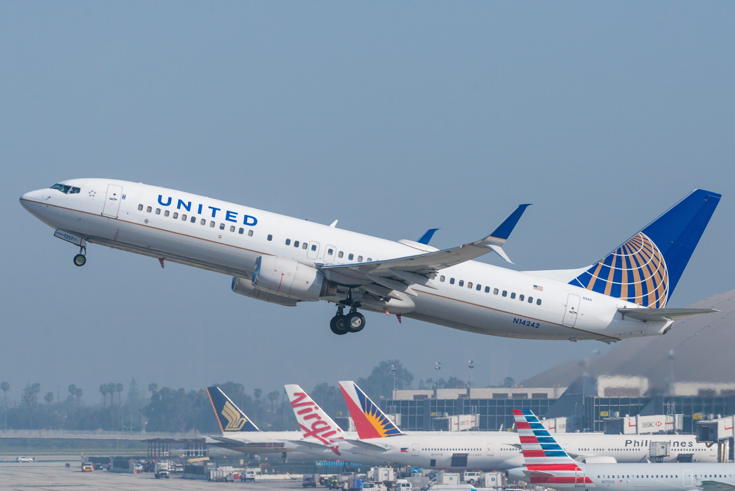 Un pasager a înghițit o bucată de sârmă aflată în mâncarea servită în avion. Bărbatul a dat în judecată United Airlines