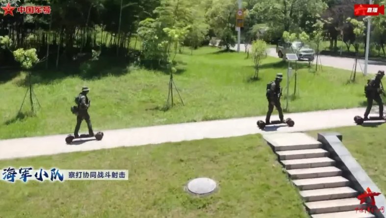 Comandourile navale chineze s-au antrenat cu skateboarduri electrice și pasări în chip de drone VIDEO