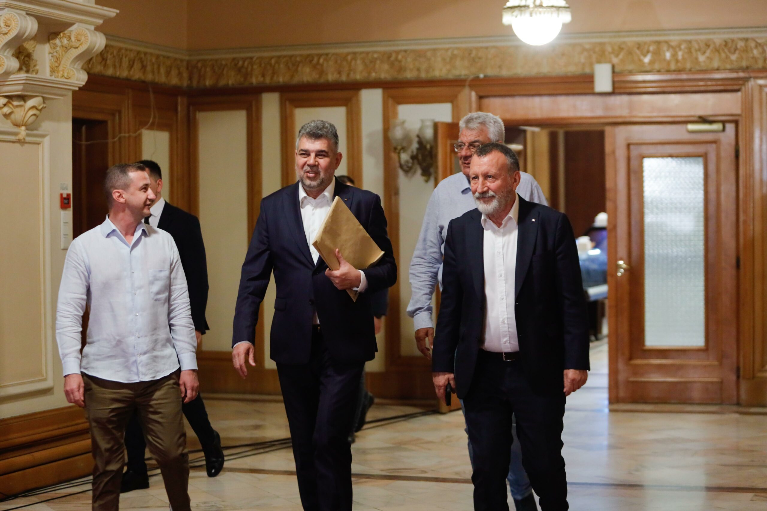 Ce spun social-democrații despre panourile care promovează cartea Ostașului Ciucă, plătite cu milioane de euro din bani publici