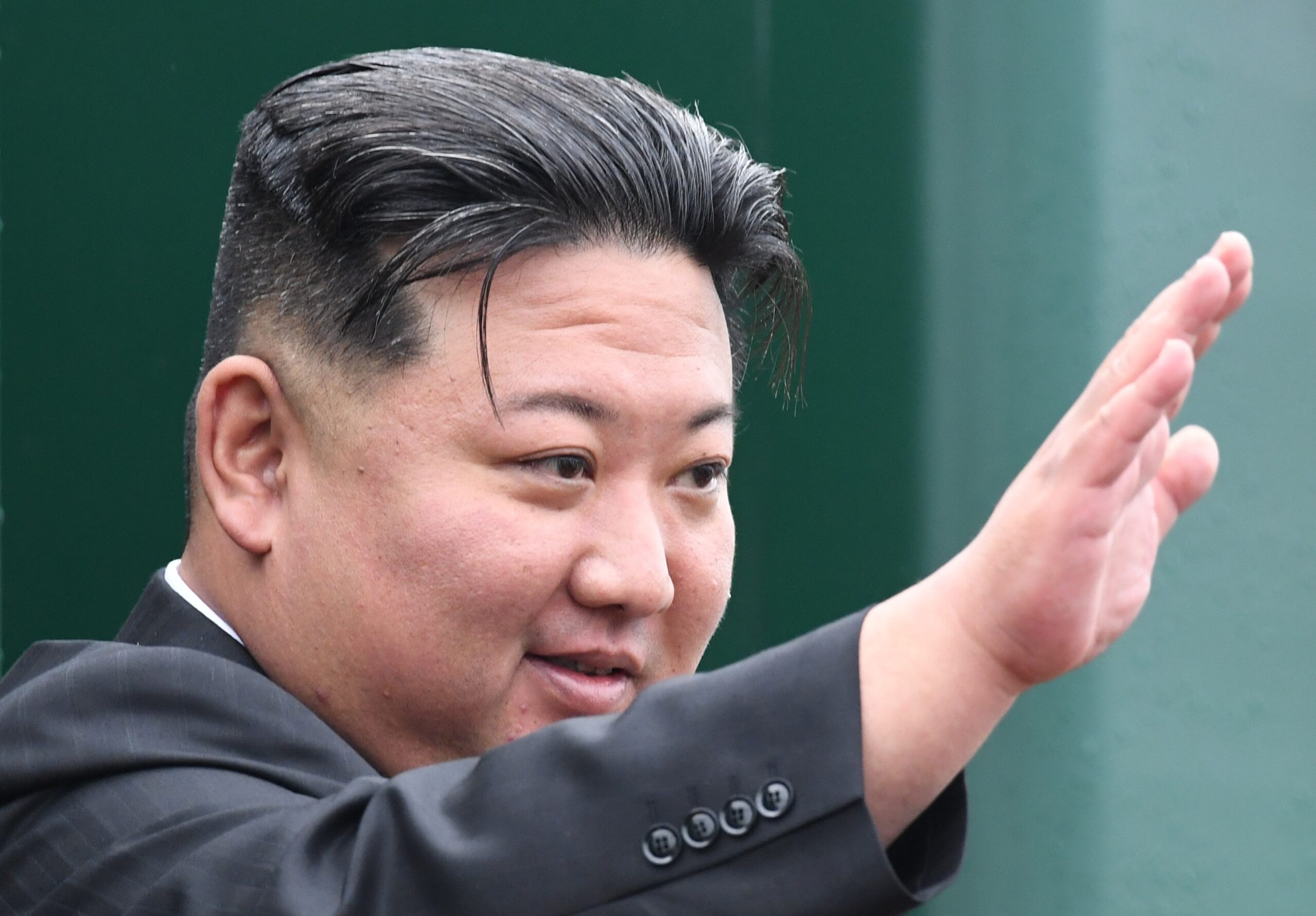 Kim Jong-Un, fotografii rare la o instalație de îmbogățire a uraniului