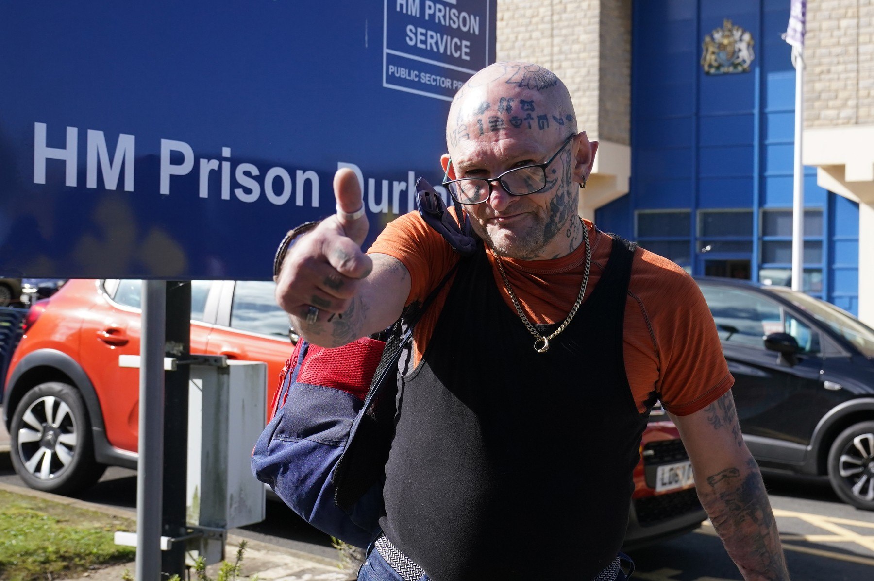 Sute de spărgători, dealeri de droguri și criminali, eliberați pe străzile din Marea Britanie. Reacțiile acestora la ieșirea din pușcărie îi îngrozesc pe britanici