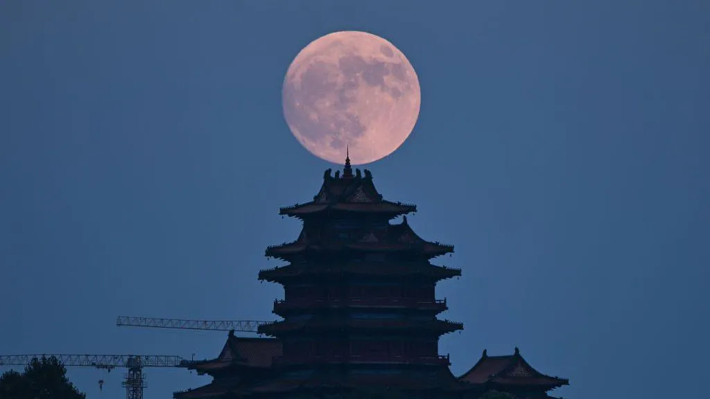 FOTO. Superluna a dominat cerul marți seara