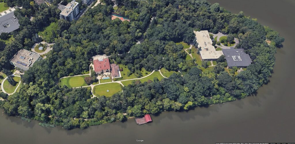 Mini-teren de GOLF cu trei găuri pentru președintele Iohannis și la reședința de la Vila Lac 3