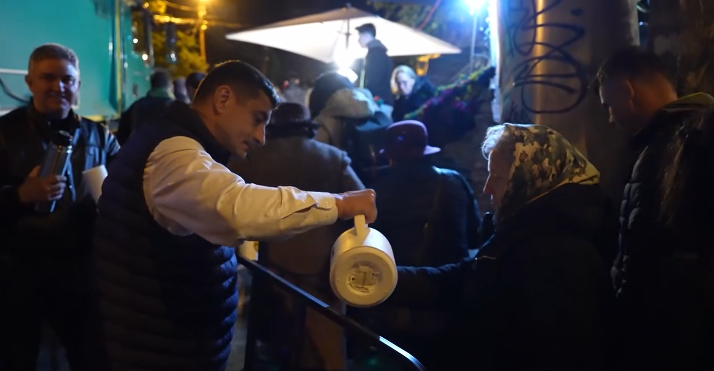George SIMION le-a împărțit ceai și plăcinte credincioșilor care au venit să se roage la moaștele Sfintei Parascheva George SIMION le-a împărțit ceai și plăcinte credincioșilor care au venit să se roage la moaștele Sfintei Parascheva