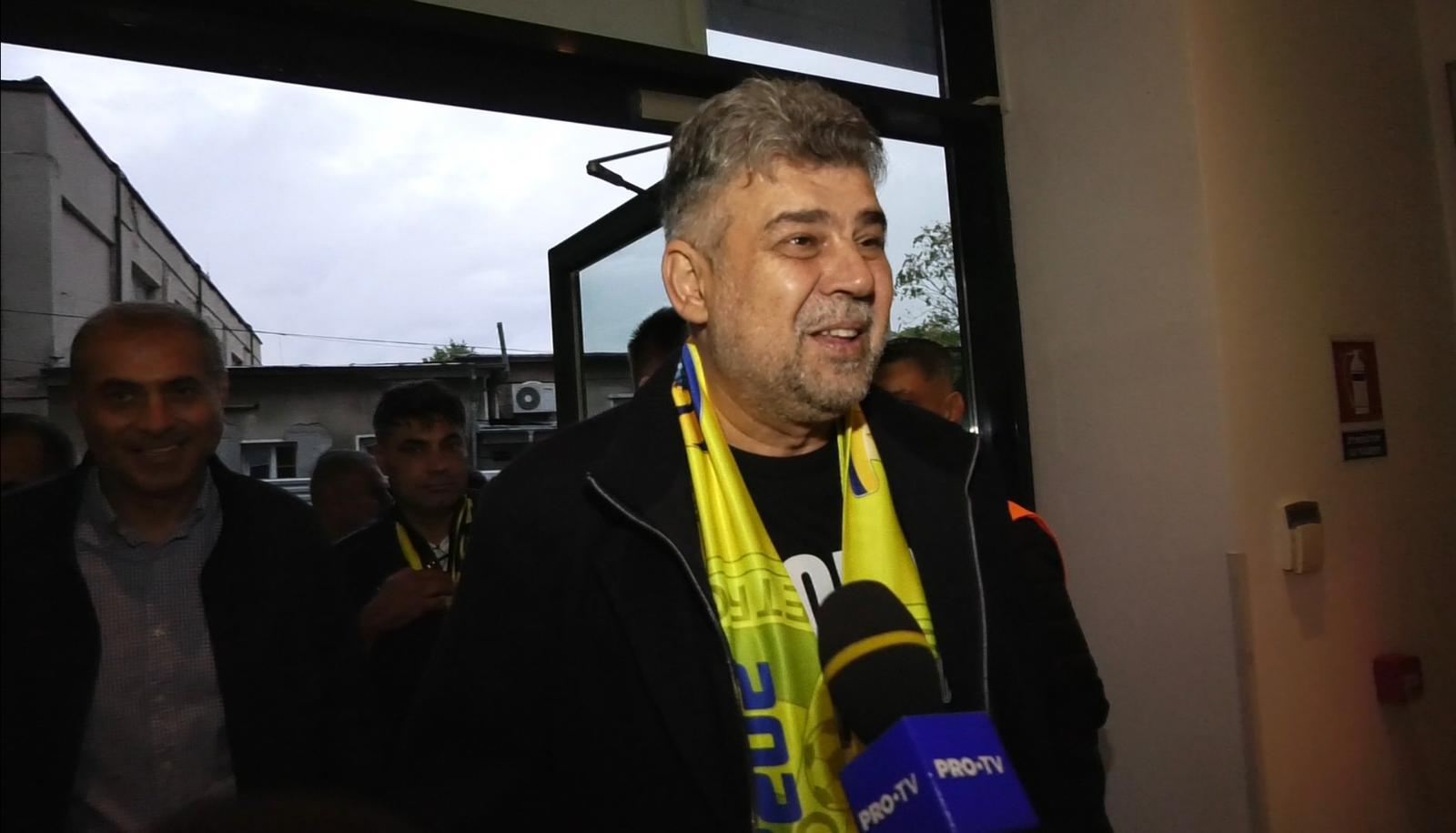 Marcel CIOLACU, alături de fani la aniversarea centenarului echipei Petrolul Ploiești / Premierul a primit o eșarfă din partea „lupilor galbeni”
