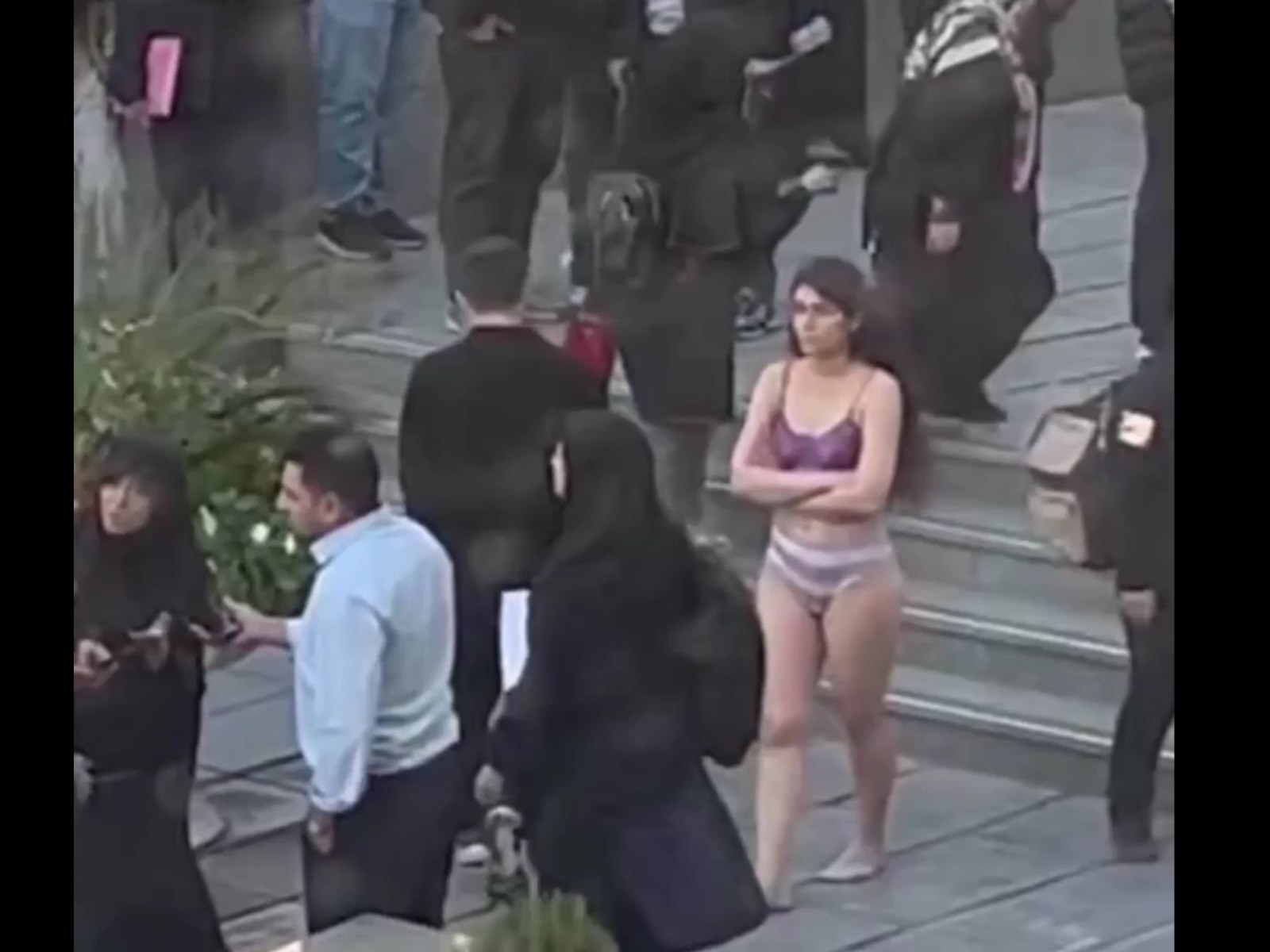 O studentă iraniană a fost arestată după ce a mers dezbrăcată prin campusul universității, în semn de protest