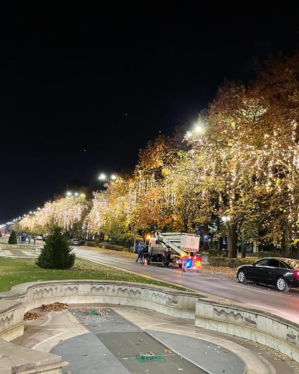 Montarea decorațiunilor de Crăciun a început pe străzile Capitalei