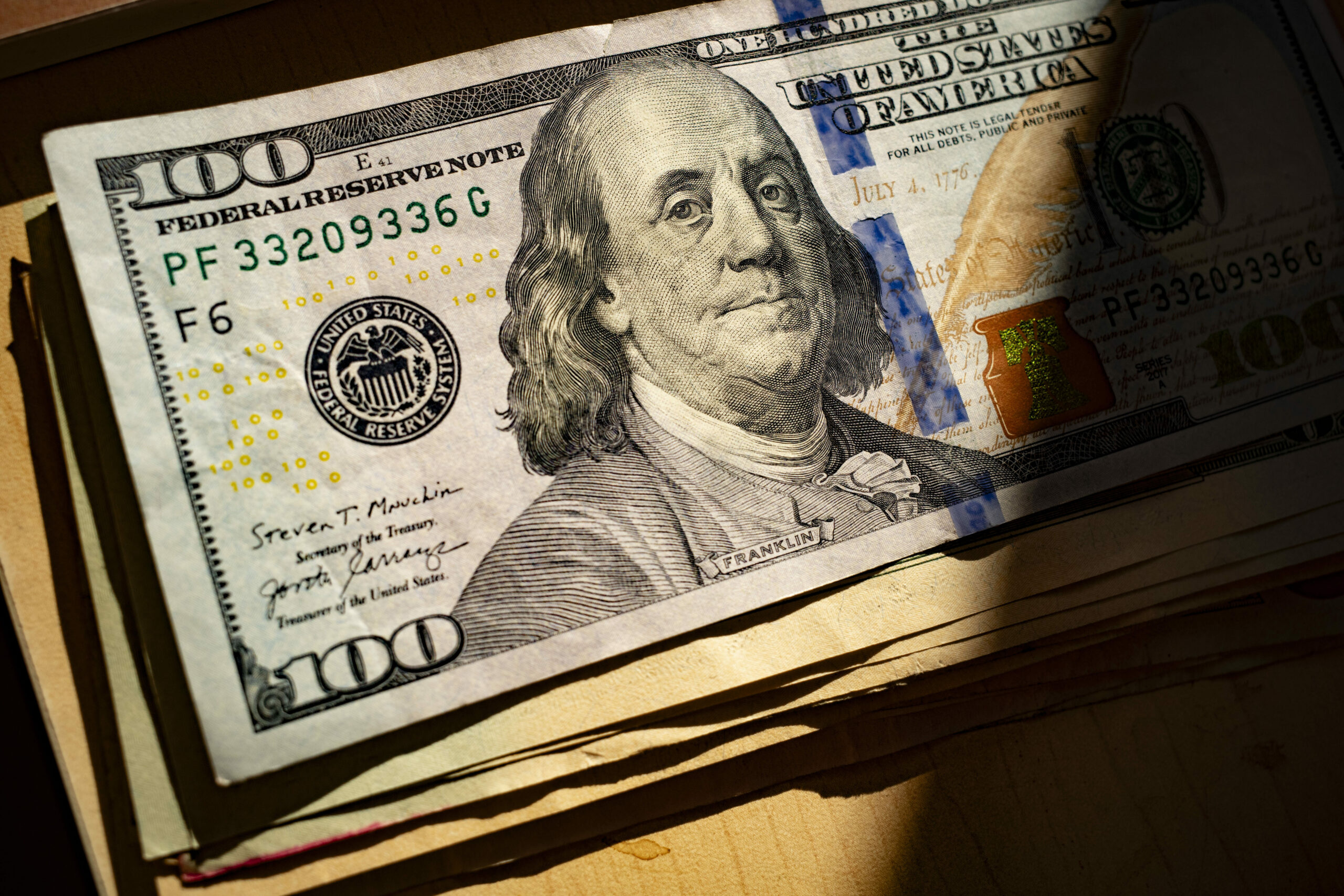 Dolarul crește cu 1,5% față de yen și euro, înaintea primelor rezultate ale alegerilor din SUA