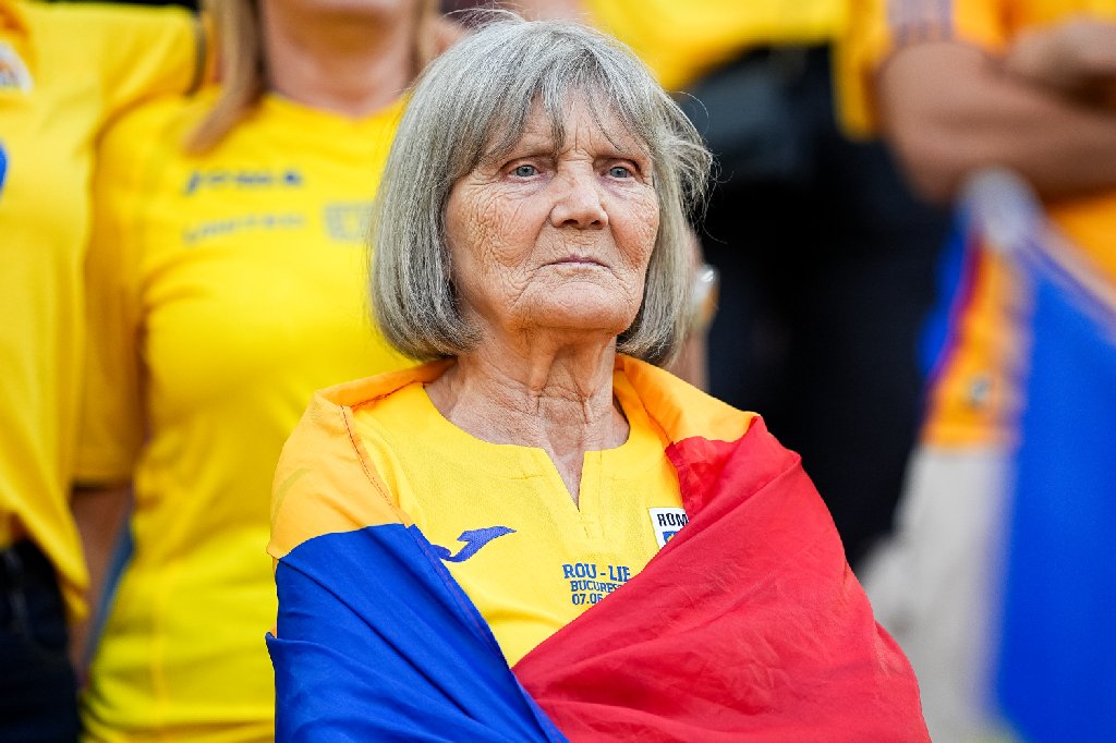 doamna de-o vârstă cu selecționerul Mircea Lucescu e fanul numărul 1 al fundașului lui Tottenham! doamna de-o vârstă cu selecționerul Mircea Lucescu e fanul numărul 1 al fundașului lui Tottenham!