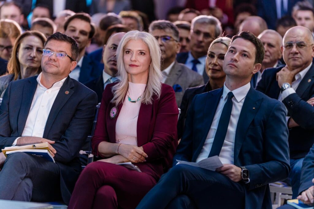 Costel Alexe, trimis în judecată de DNA în dosarul „TABLA”, în dreapta ministrului JUSTIȚIEI, Alina Gorghiu la lansarea programului de guvernare PNL Costel Alexe, trimis în judecată de DNA în dosarul „TABLA”, în dreapta ministrului JUSTIȚIEI, Alina Gorghiu la lansarea programului de guvernare PNL